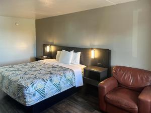 Katil atau katil-katil dalam bilik di Motel 6-Ozark, AR +24 gambar