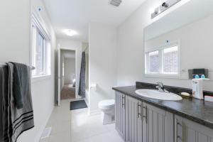ソロルドにあるEntire 4BR Detached Home 15 Mins from the Falls, in Thorold, Perfect for 10 guestsの洗面台とトイレを備えた白いバスルーム +55枚の写真