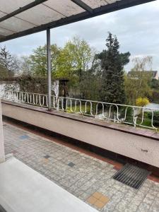 ヴェッセリングにあるCozy Private 3-Bedroom Apartment in Wesselingの駅のバルコニーからの眺め