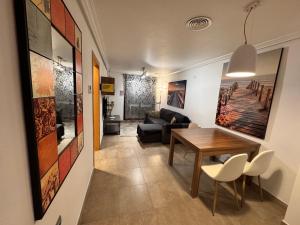 salon ze stołem i kanapą w obiekcie APARTAMENTO LA MATA w mieście La Mata