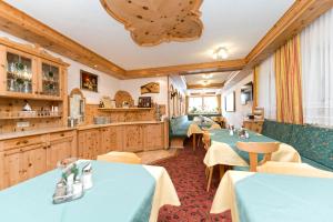 Restaurace v ubytování Hotel Garni Siegele - inklusive Silvretta-Card PREMIUM