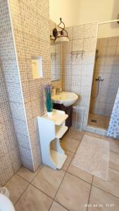Kúpeľňa v ubytovaní ENZO Apartman Gyula + 9 fotografií