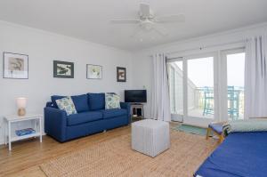 Χώρος καθιστικού στο Aqua Blue by Bryant Real Estate