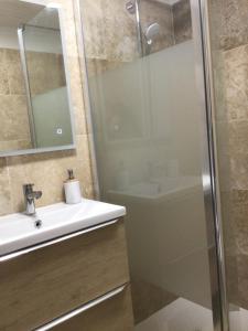 Koupelna v ubytování Bastidon provençal dans domaine naturiste + 21 fotografií