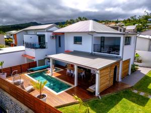 Bazén v ubytování Villa Petit Paradis nebo v jeho okolí
