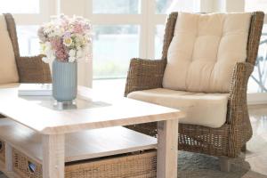 une table et des chaises avec un vase de fleurs. dans l'établissement Bürgermeister-Fox 42a Meer-Blick, à Neue Tiefe Fehmarn 24 autres photos