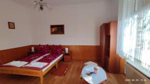 Posteľ alebo postele v izbe v ubytovaní ENZO Apartman Gyula