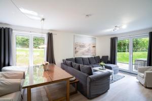 ein Wohnzimmer mit Sofa und Tisch in der Unterkunft Pier 67 Familienkoje Marina Neustadt in Roge