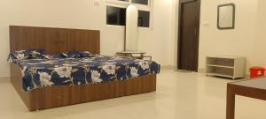 a bedroom with a bed with a blue comforter at Ramashish Palace in Chākia