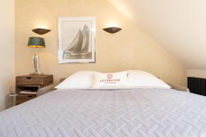 1 dormitorio con 1 cama y una foto de un barco en Am Seehof 7 Seemöwe, en Sierksdorf
