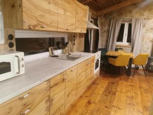 Η κουζίνα ή μικρή κουζίνα στο WoodhouseOld +4 φωτογραφίες