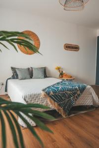 - une chambre avec un lit et une plante dans l'établissement Le point de vue Studio saint Denis, à Saint-Denis
