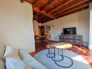 a living room with a white couch and a table at Ca la Rosa 2 in Llivia