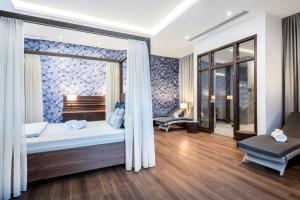 a bedroom with a large bed with a window at Munich Airport Marriott Hotel in Freising +36 photos