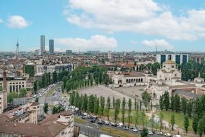 eine Luftaufnahme einer Stadt mit geparkten Autos in der Unterkunft AC Hotel Milano by Marriott in Mailand