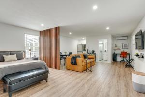 レイクランドにあるStylish Lakeland Studio with Workspaceのベッドとリビングルームのある寝室