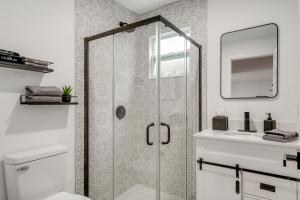 レイクランドにあるStylish Lakeland Studio with Workspaceのシャワー、トイレ、洗面台付きのバスルーム +17枚の写真