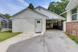 レイクランドにあるStylish Lakeland Studio with Workspaceの白い扉のある白い家