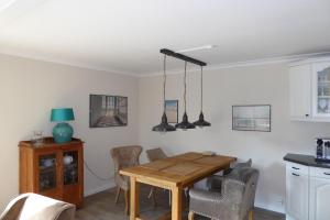 ein Esszimmer mit einem Tisch und einigen Lichtern in der Unterkunft Sonnenschein 9184 - Neujellingsdorf in Neujellingsdorf