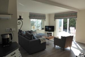 ein Wohnzimmer mit Sofa und Tisch in der Unterkunft Sonnenschein 9184 - Neujellingsdorf in Neujellingsdorf