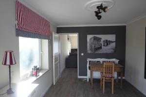 ein Esszimmer mit einem Tisch und Stühlen in einem Raum in der Unterkunft Sonnenschein 9184 - Neujellingsdorf in Neujellingsdorf + 15 Fotos