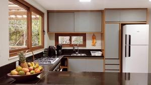 Kuchyň nebo kuchyňský kout v ubytování Villa Tropical PdF Completo Cozinheira excelente opcional