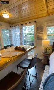Foto dalla galleria di Cheerful Cottage with Loft Close to Everything 6 a Edgecomb Altre 17 foto