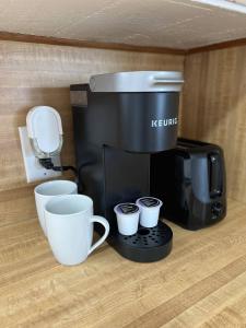 Home by Tinker/6 mi to Downtown OKC的咖啡和沏茶工具