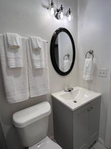 Del CityHome by Tinker/6 mi to Downtown OKC的配有马桶、水槽和镜子的浴室 更多27张照片