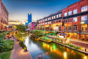 Del CityHome by Tinker/6 mi to Downtown OKC的一座有建筑物的城市中的一条河流的景色