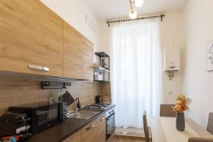una cocina con fregadero y estufa horno superior en Vaticano Domvs - Appartamento ai Musei Vaticani, en Roma