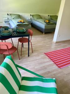 a living room with a table and a couch at Work&Travel WE62 - Parkplatz, Netflix, Internet für 3 Gäste in Markranstädt