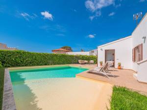 サルガールにあるVilla Serenaのラウンジチェア2脚付きのスイミングプールが隣接しています。