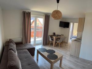 a living room with a couch and a table at PAKLADA 1 Apartament in Bak
