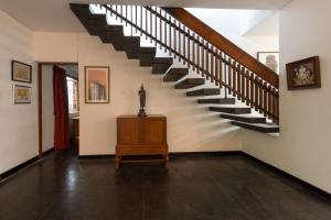 科伦坡Flower Road Villa的房屋内带楼梯的走廊