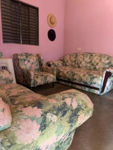 a living room with a couch and a chair at Casa Jatobá in Abadiânia
