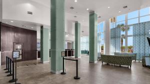 パナマ・シティ・ビーチにあるAmazing 1br ocean view condo ! Laketown 1316の建物内の緑の柱とベンチのあるロビー +37枚の写真