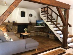 BelgentierにあるVilla provençale au calme entourée de verdure, animaux de compagnie acceptés !のリビングルーム(階段、ソファ付)