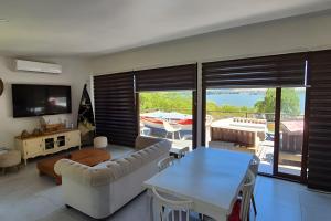 un soggiorno con un divano e un tavolo di Rapel Casa Lujosa piscina privada, acceso Lago a Lago Rapel