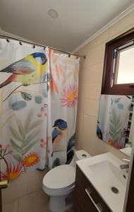 un bagno con tenda doccia con gli uccelli di Rapel Casa Lujosa piscina privada, acceso Lago a Lago Rapel