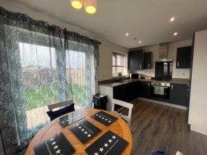 Down HatherleyにあるKale Drive House Long Stays Welcome Free Parking, Sleeps 6のキッチン、ダイニングルーム(テーブル付)