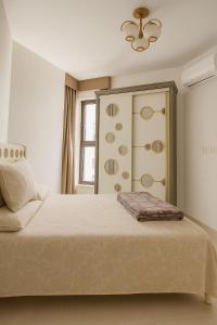 Giường trong phòng chung tại Explore, Relax, Repeat Porto Said Style