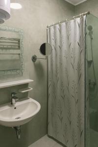 Phòng tắm tại Explore, Relax, Repeat Porto Said Style