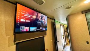 TV o dispositivi per l'intrattenimento presso Luxury Glamping near Idaho Event Center in Nampa