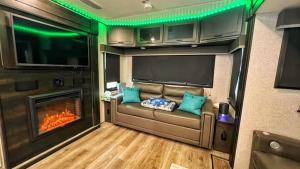 un soggiorno con divano di fronte al camino di Luxury Glamping near Idaho Event Center in Nampa a Nampa