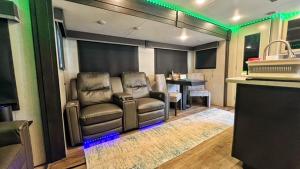 una camera con due sedie in pelle e un tavolo di Luxury Glamping near Idaho Event Center in Nampa a Nampa