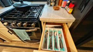 Cucina o angolo cottura di Luxury Glamping near Idaho Event Center in Nampa