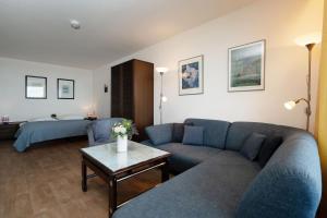 ein Wohnzimmer mit Sofa und Bett in der Unterkunft Berolina Panorama Dahme in Dahme