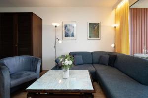 ein Wohnzimmer mit Sofa und Tisch in der Unterkunft Berolina Panorama Dahme in Dahme