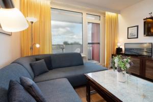 ein Wohnzimmer mit Sofa und Fernseher in der Unterkunft Berolina Panorama Dahme in Dahme